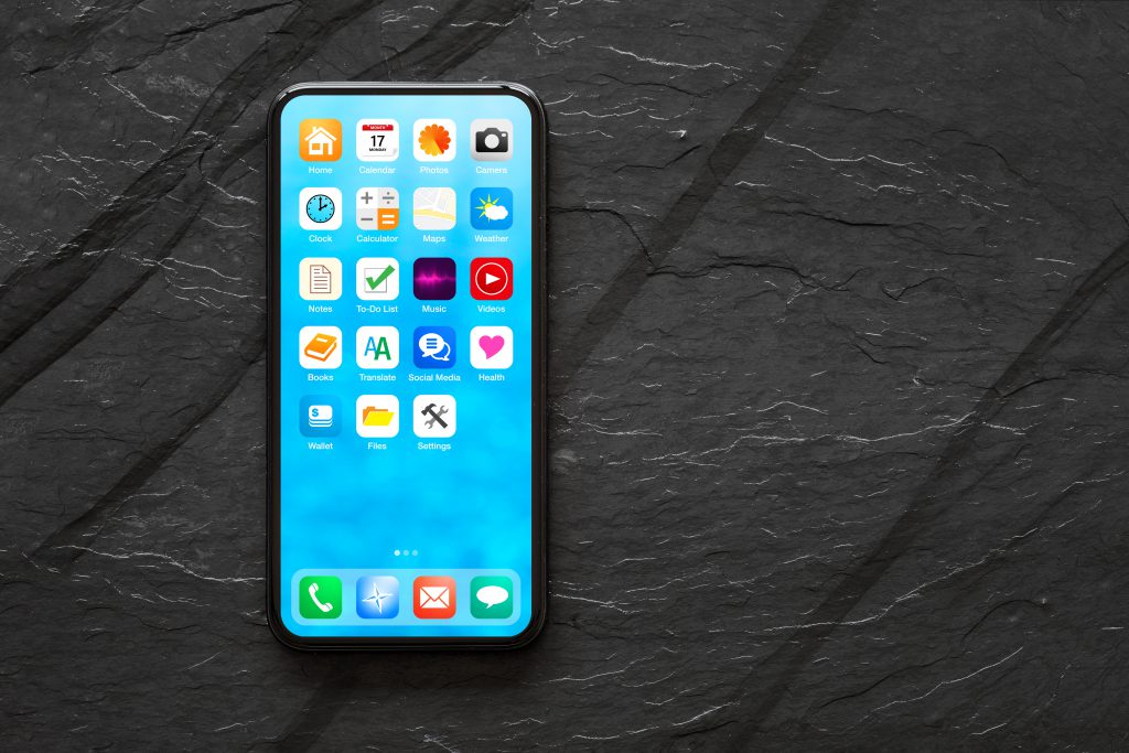 Bild eines Smartphones auf dem der Homescreen mit mehreren Apps zu sehen ist.